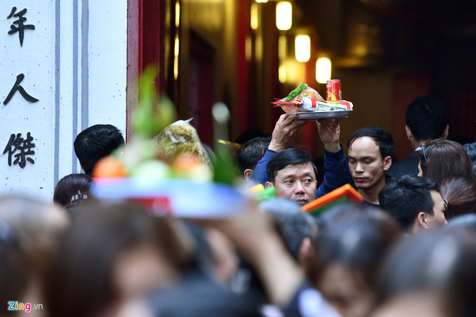 Dân công sở chật cứng phủ Tây Hồ ngày đầu đi làm